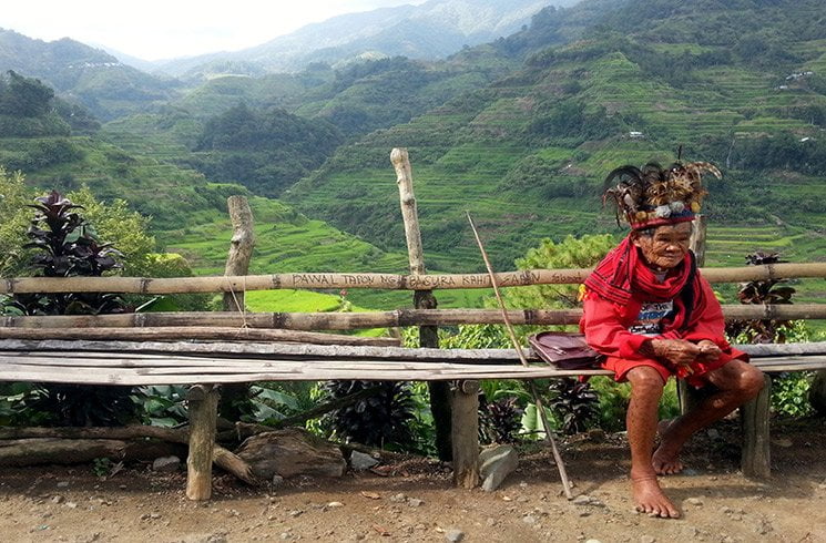 Un chamane se repose devant un paysage de montagne