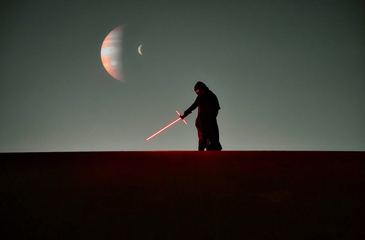 Un jedi de Star Wars, sabre laser à la main.